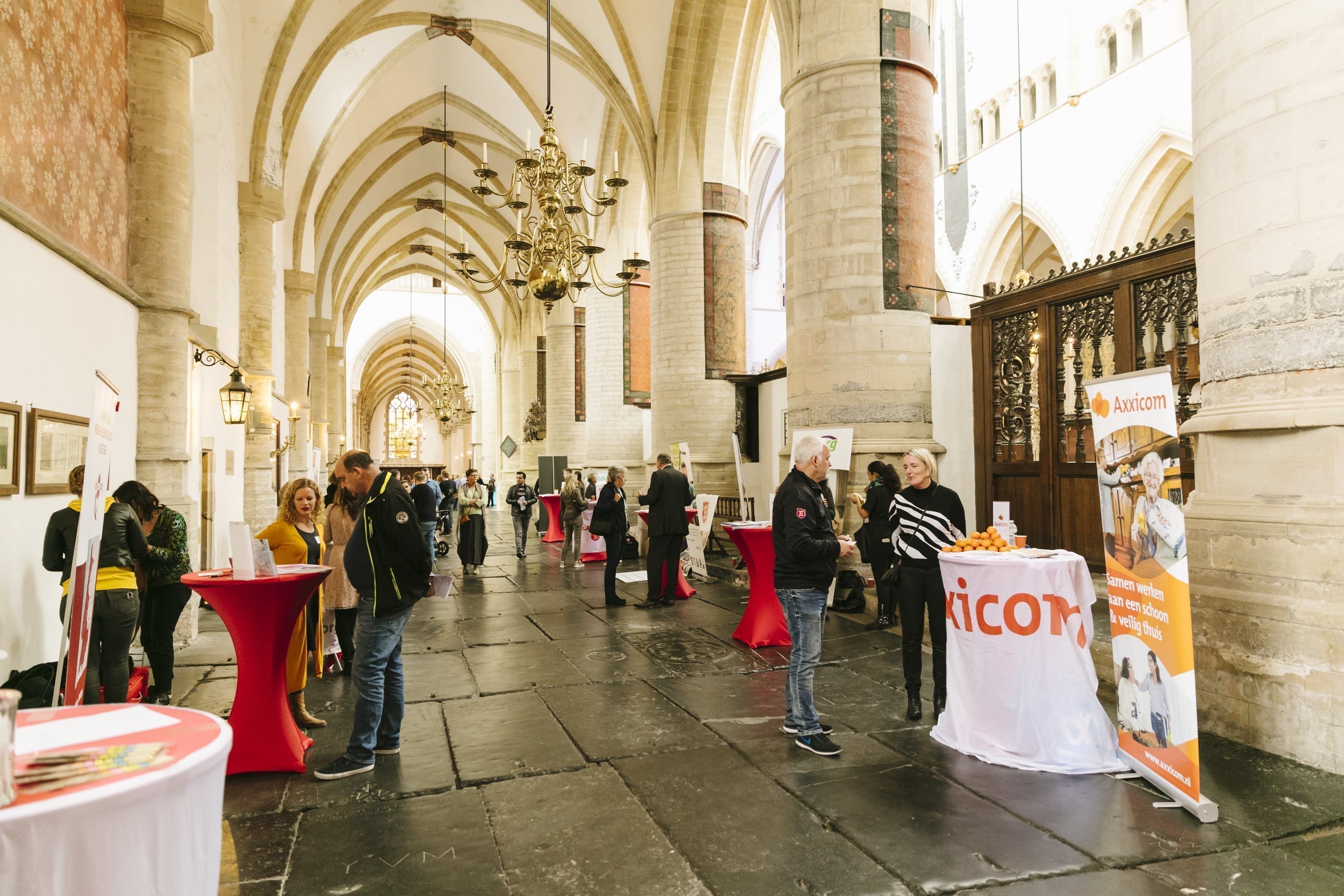 Tijd voor goede gesprekken tussen werkzoekenden en werkgevers bij de grote, regionale banenmarkt (foto: Adam van Noort).”