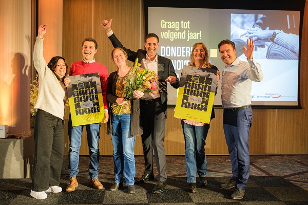 Het winnende team van Fenicks met in het midden ondernemer-eigenaar Jan-Hylke de Jong (foto: Elisabeth Beelaerts).